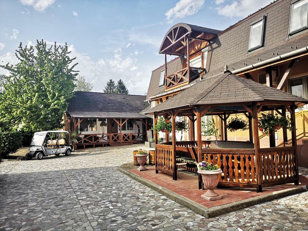 Bed and Breakfast Napsugar Panzio Ньирбатор Экстерьер фото